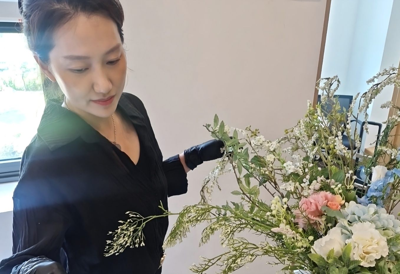 행사 현장을 디렉팅하는 모습