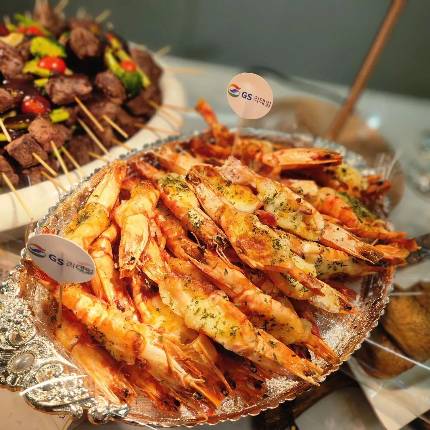 새우 플래터와 꼬치 요리